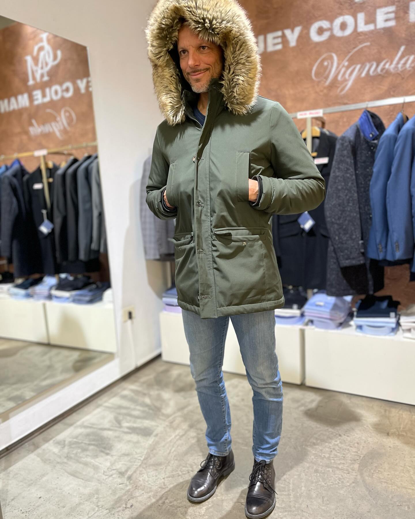 Giubbino con cappuccio staccabile scaldamani  ultime taglie 