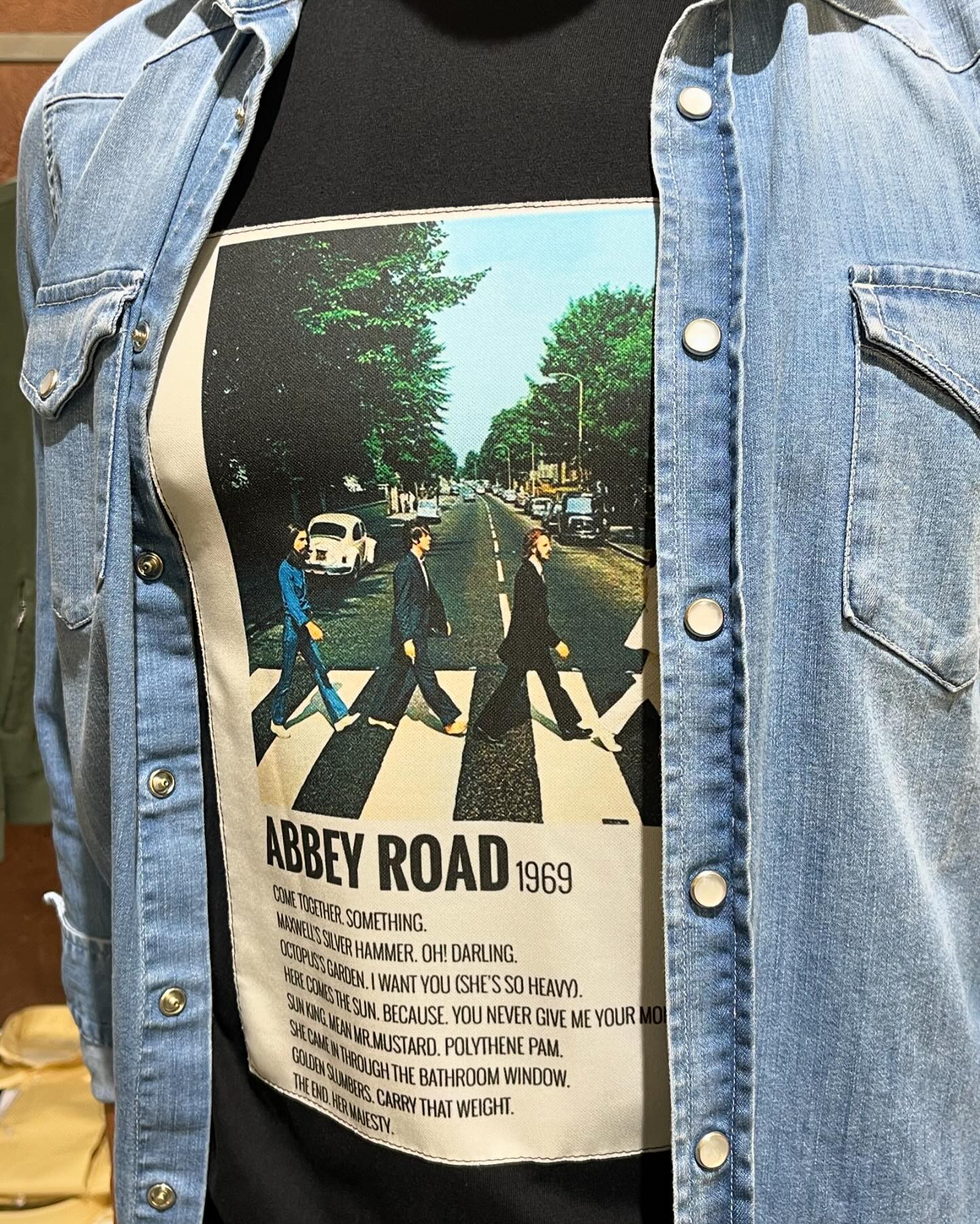 Tempo instabile? Ecco la vestita perfetta giubbino in ecopelle camicia di jeans Tshirt con stampa e jeans 🤩 Indossa x noi Stefano Spinelli !!