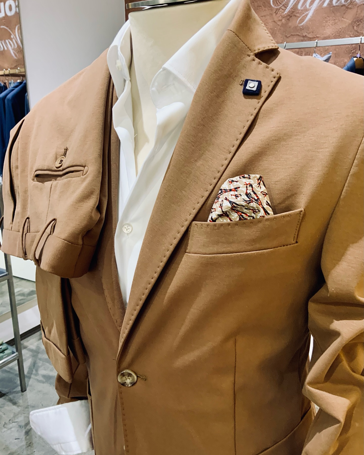 Giacca e pantaloni in tessuto Punto Milano …super comodo…disponibile in diversi colori 
…non dimenticate di visitare il nostro sito per altre info…