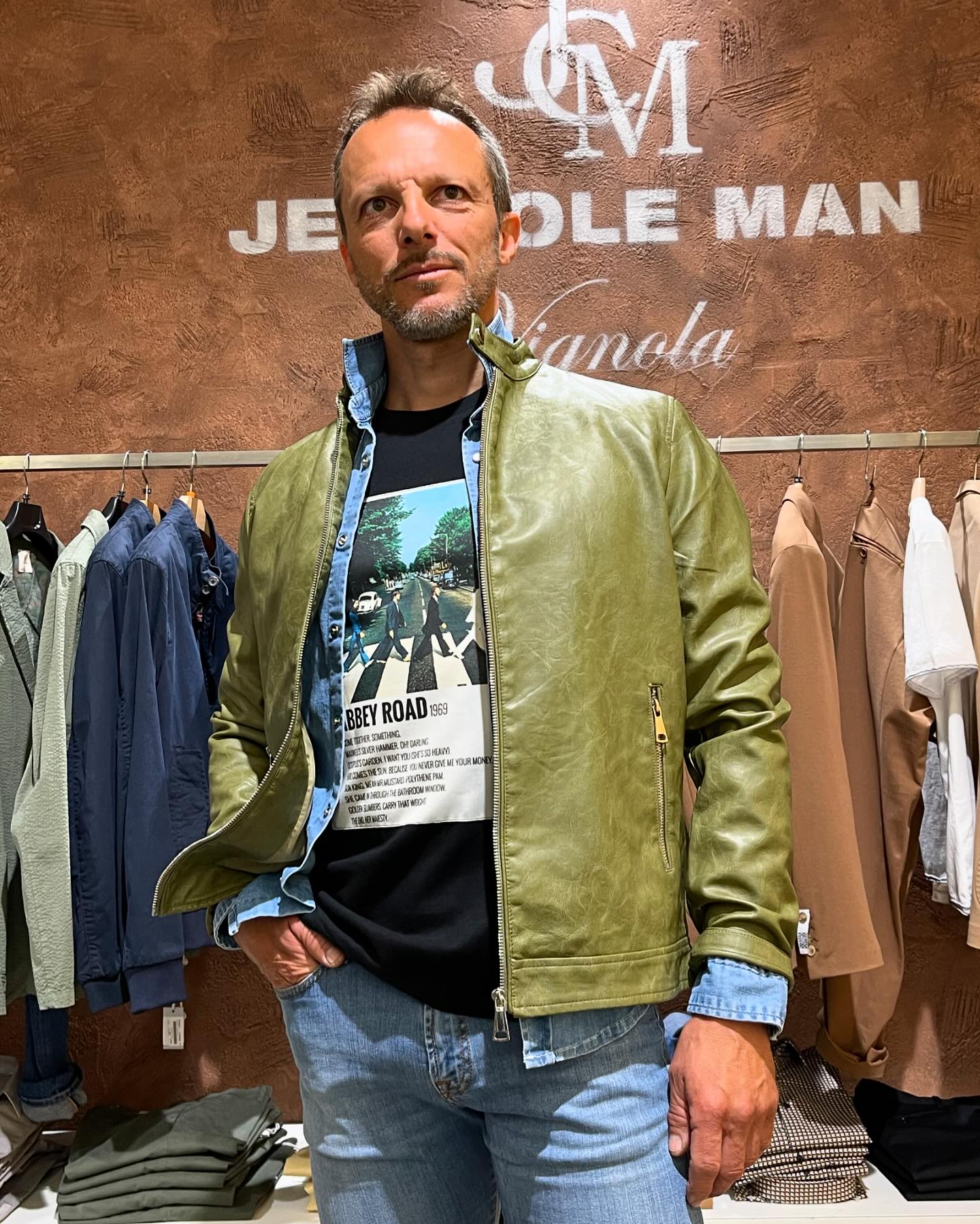 Tempo instabile? Ecco la vestita perfetta giubbino in ecopelle camicia di jeans Tshirt con stampa e jeans 🤩 Indossa x noi Stefano Spinelli !!