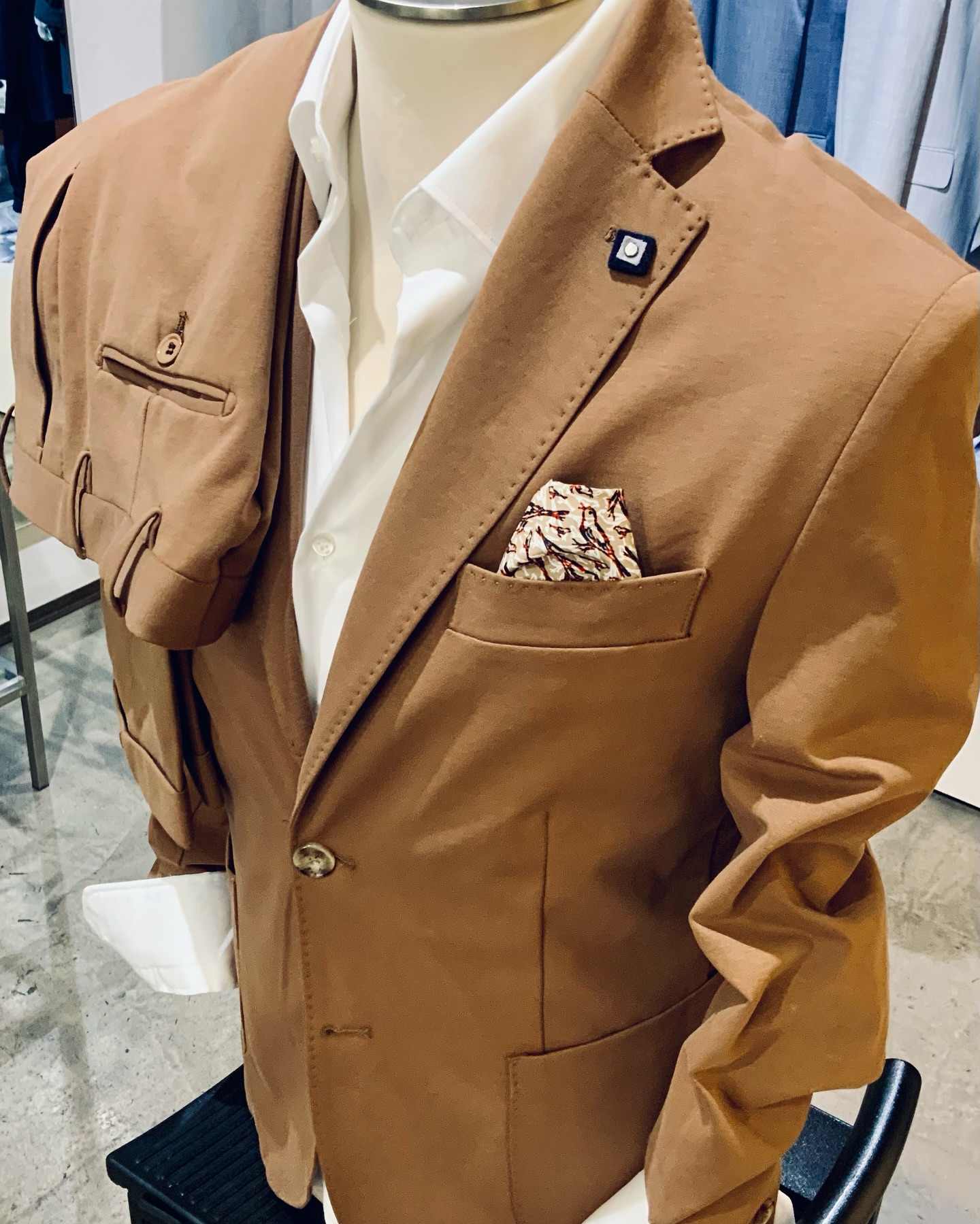 Giacca e pantaloni in tessuto Punto Milano …super comodo…disponibile in diversi colori 
…non dimenticate di visitare il nostro sito per altre info…