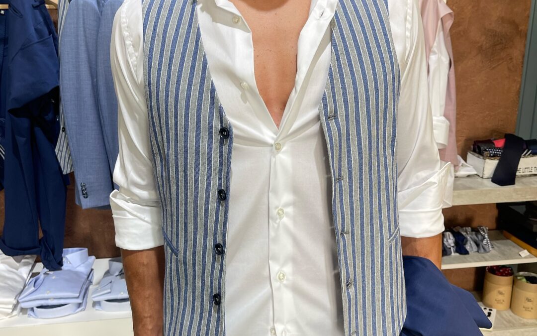 Pantalone blu in punto milano con camicia bianca e gilet a righe