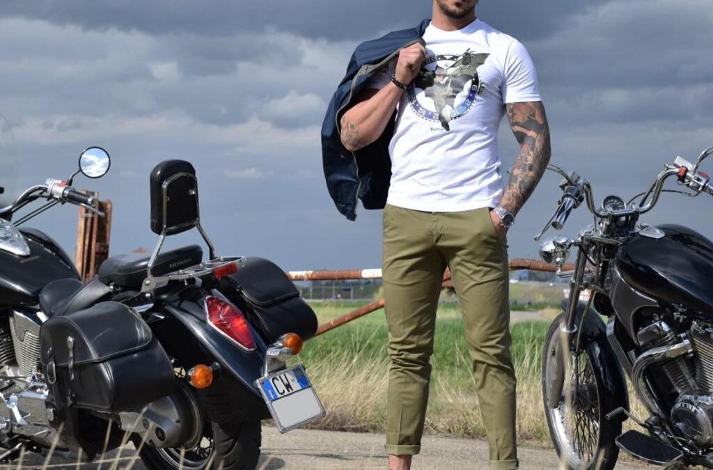 Pantalone slim verde, Tshirt con stampa e giubbino in cotone blu con contrasti verdi . Il tutto indossati dal nostro bellissimo Stefano Borelli 🤩