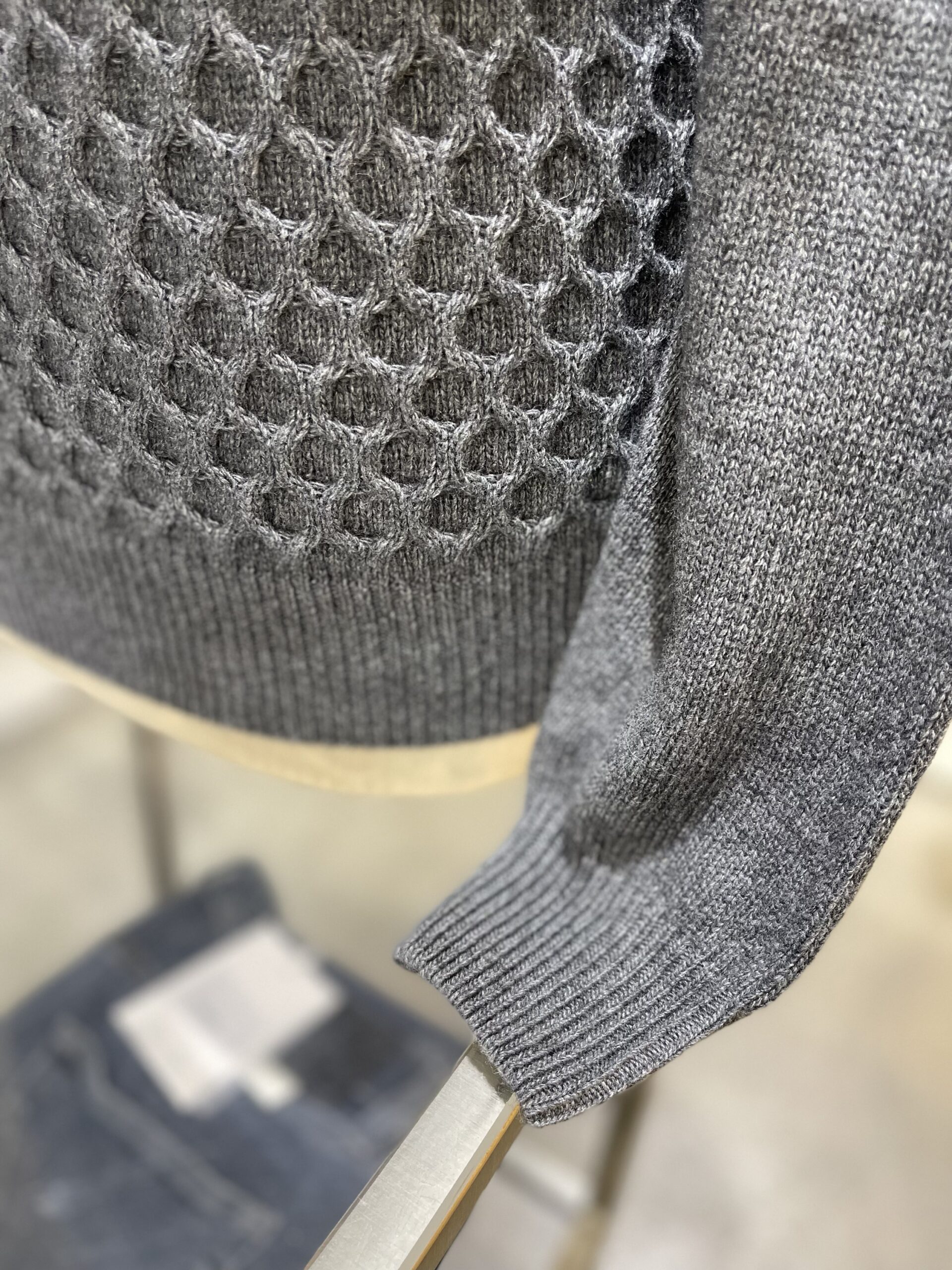 Maglia uomo girocollo ,misto lana e cashmere con lavorazione punto noce sul davanti 3