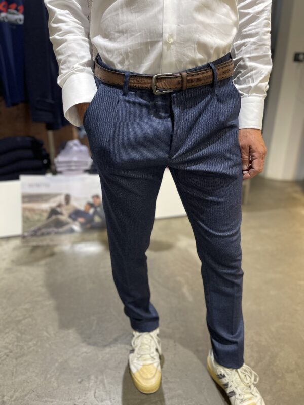 Pantaloni uomo blu misto viscosa con pinces sul davanti microfantasia Exibit - immagine 2