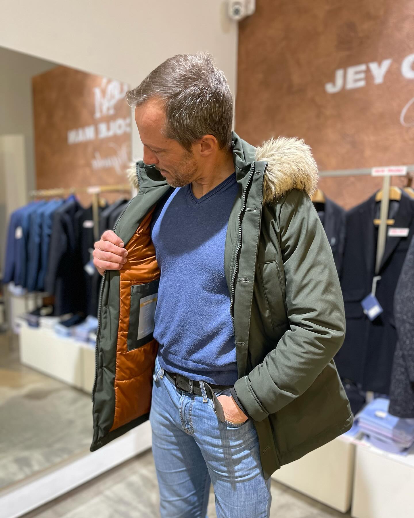 Giubbino con cappuccio staccabile scaldamani  ultime taglie 