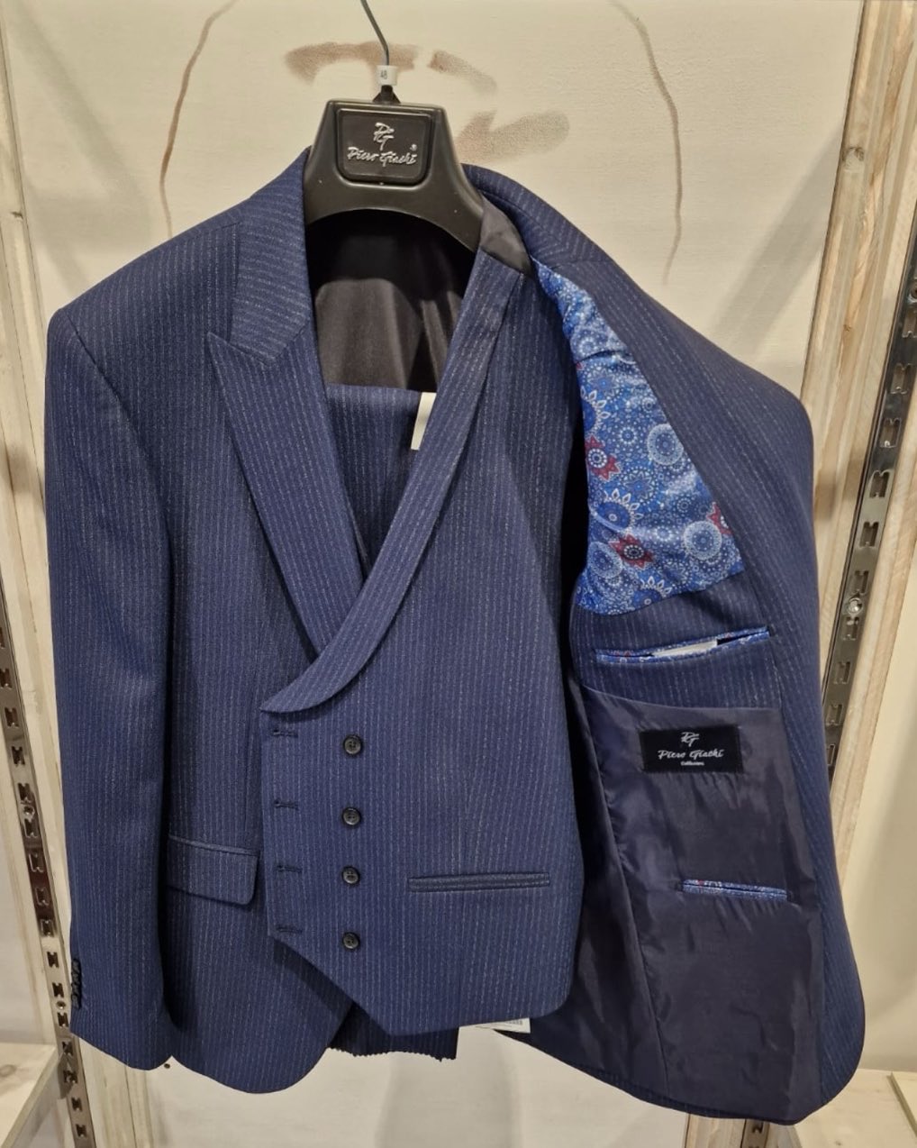 Abito uomo gessato con gilet doppio petto  tutto PREZZI BASS