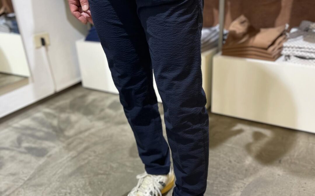 Sembra un semplice pantalone blu ma non lo è … tessuto molto leggero e confortevole leggermente