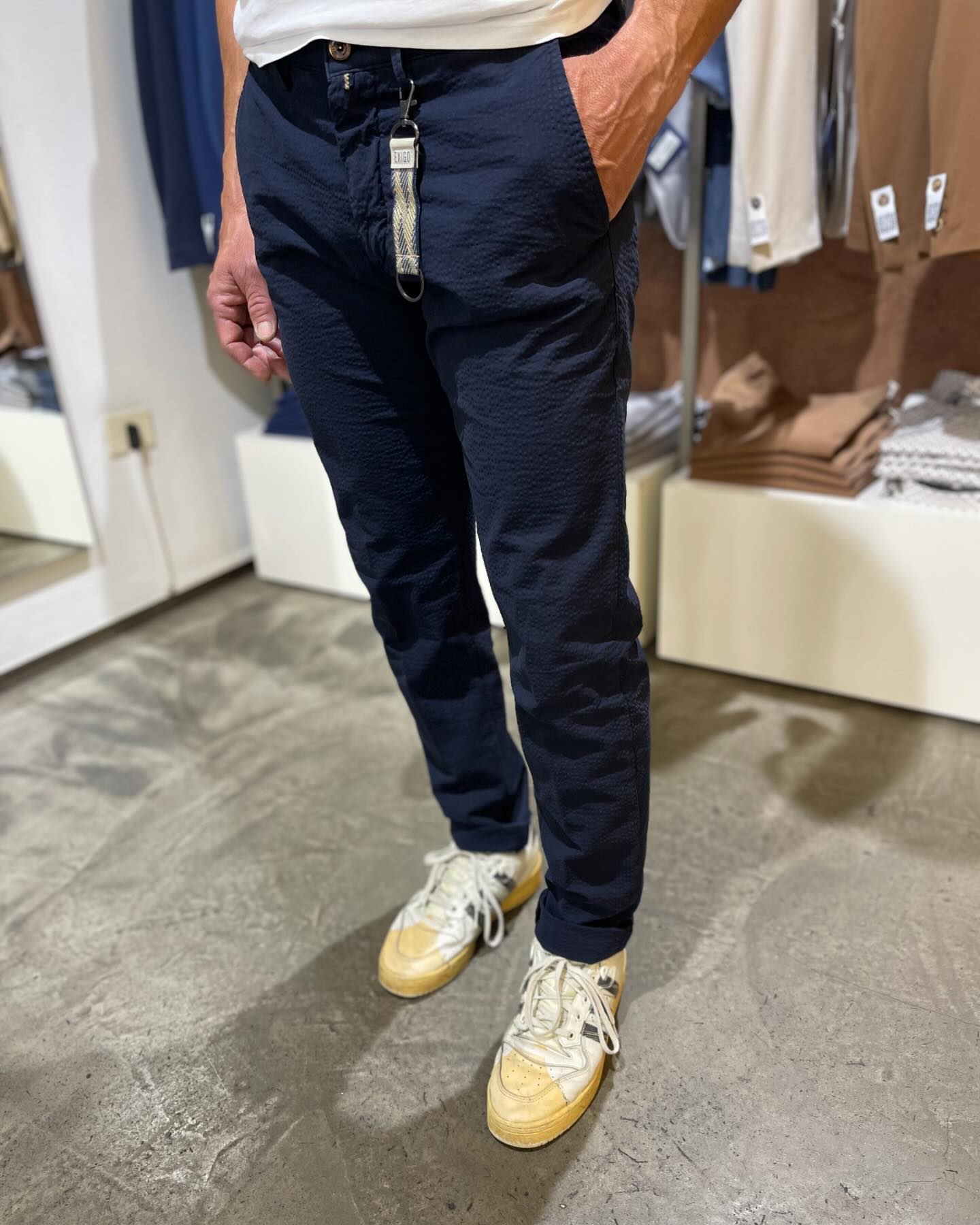 Sembra un semplice pantalone blu ma non lo è … tessuto molto leggero e confortevole leggermente lavorato il tessuto  cotone stretch