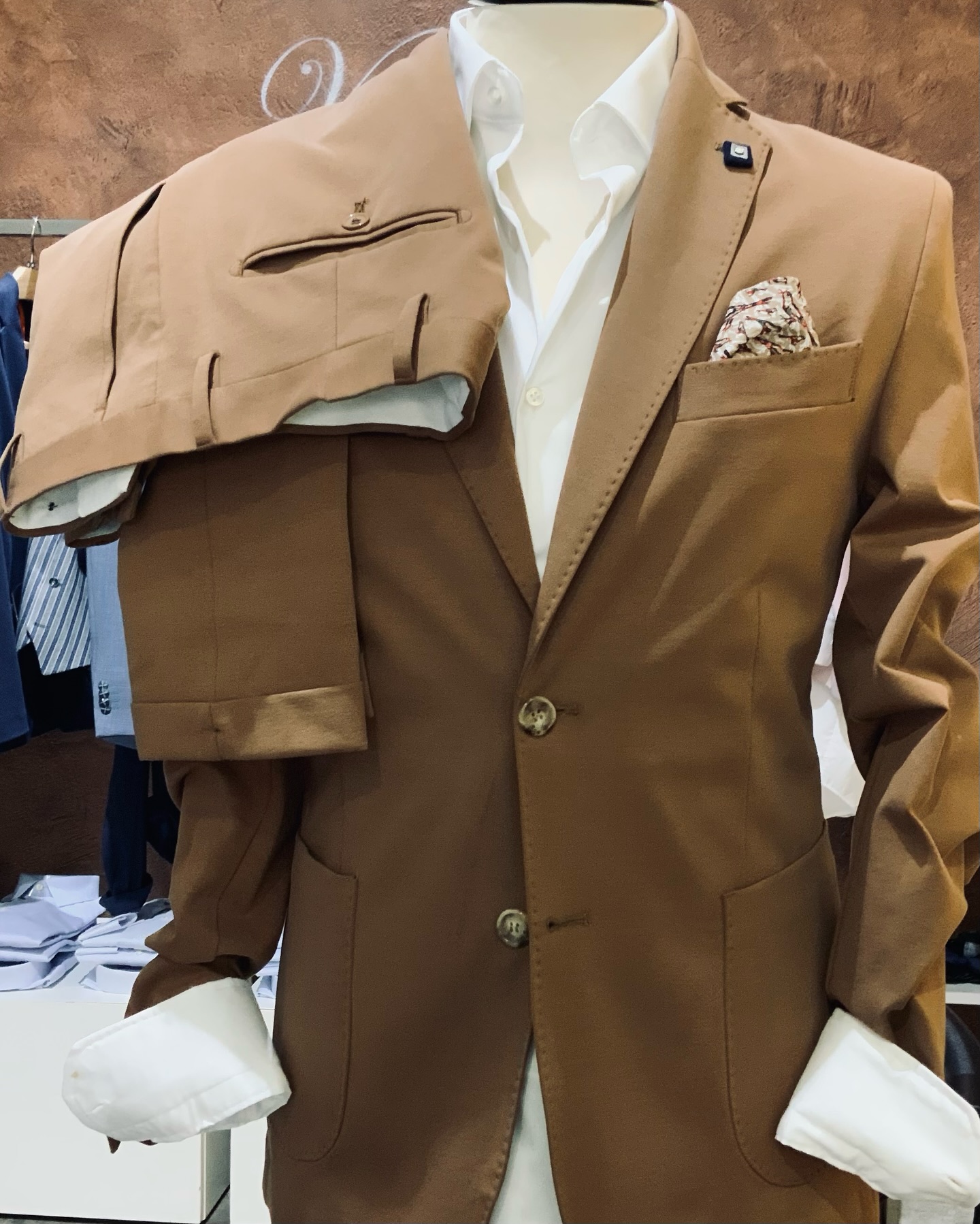 Giacca e pantaloni in tessuto Punto Milano …super comodo…disponibile in diversi colori 
…non dimenticate di visitare il nostro sito per altre info…