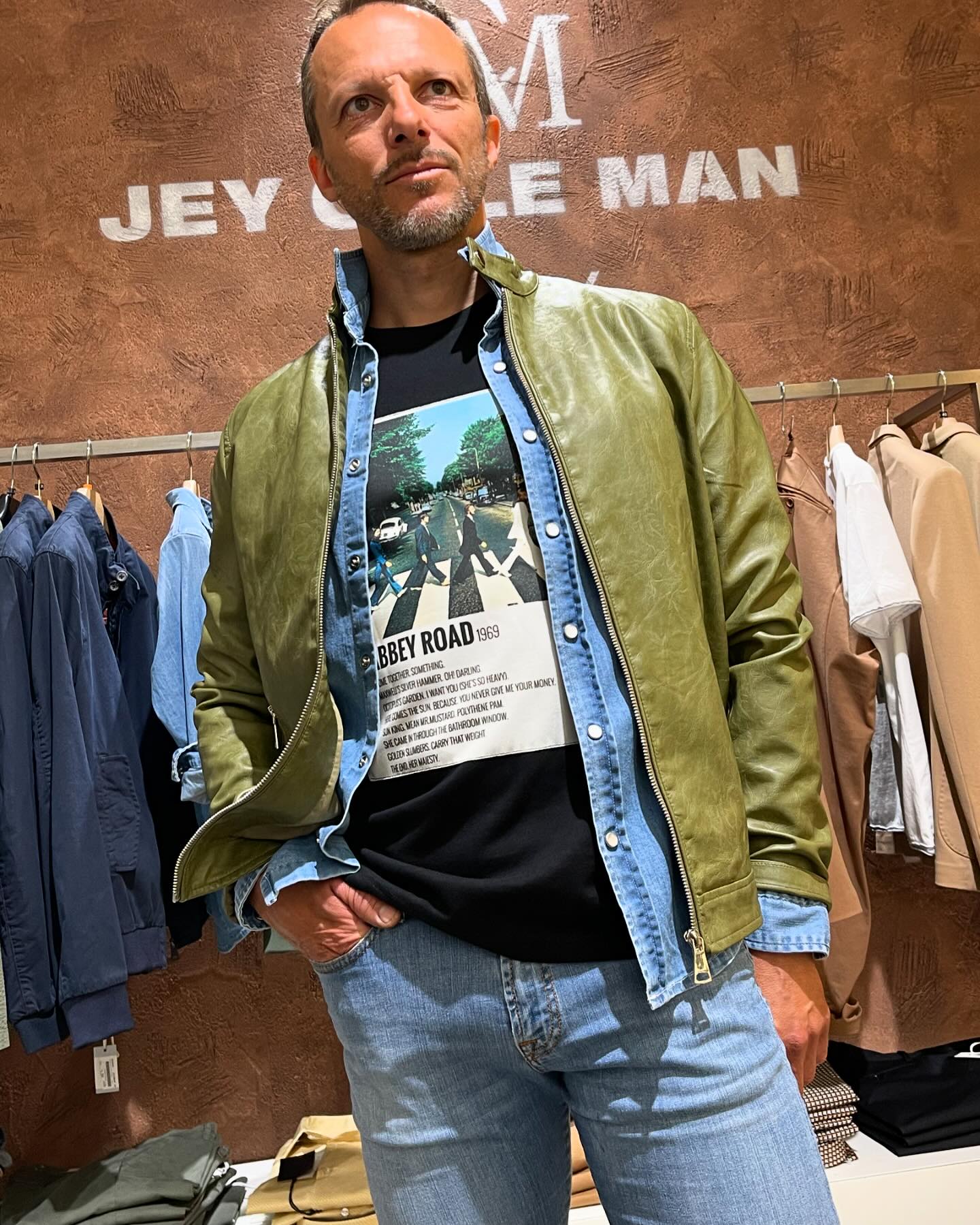 Tempo instabile? Ecco la vestita perfetta giubbino in ecopelle camicia di jeans Tshirt con stampa e jeans 🤩 Indossa x noi Stefano Spinelli !!