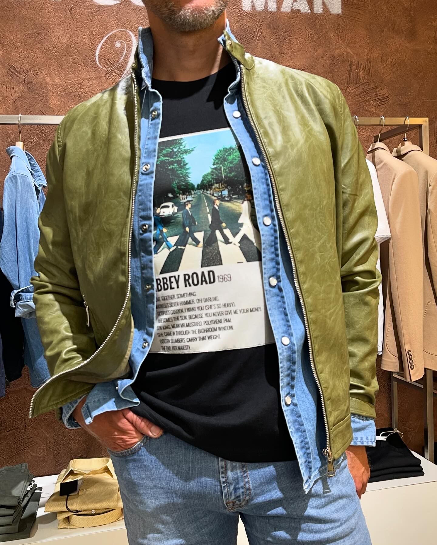 Tempo instabile? Ecco la vestita perfetta giubbino in ecopelle camicia di jeans Tshirt con stampa e jeans 🤩 Indossa x noi Stefano Spinelli !!