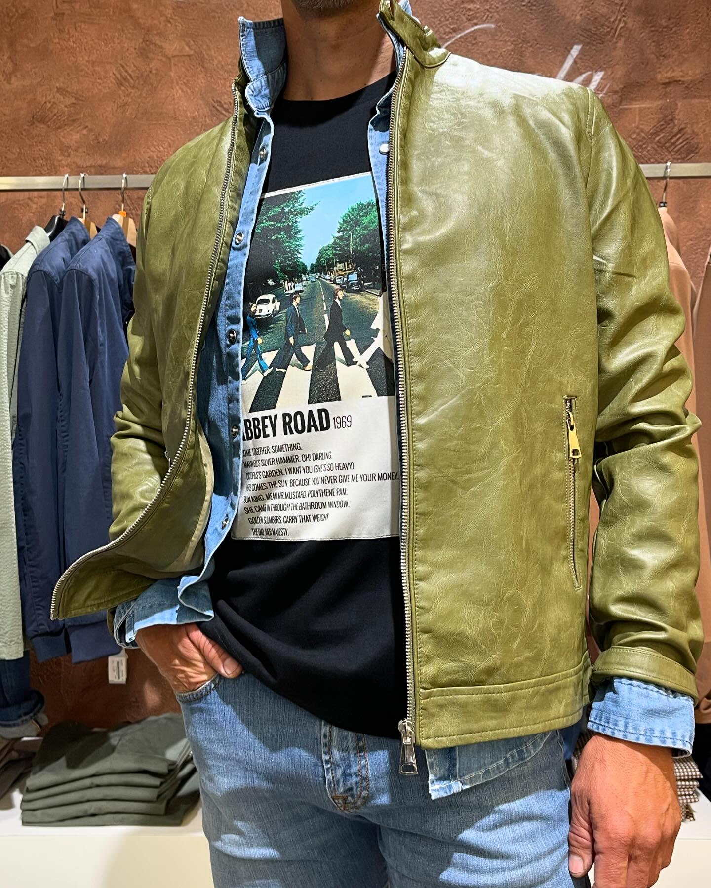 Tempo instabile? Ecco la vestita perfetta giubbino in ecopelle camicia di jeans Tshirt con stampa e jeans 🤩 Indossa x noi Stefano Spinelli !!
