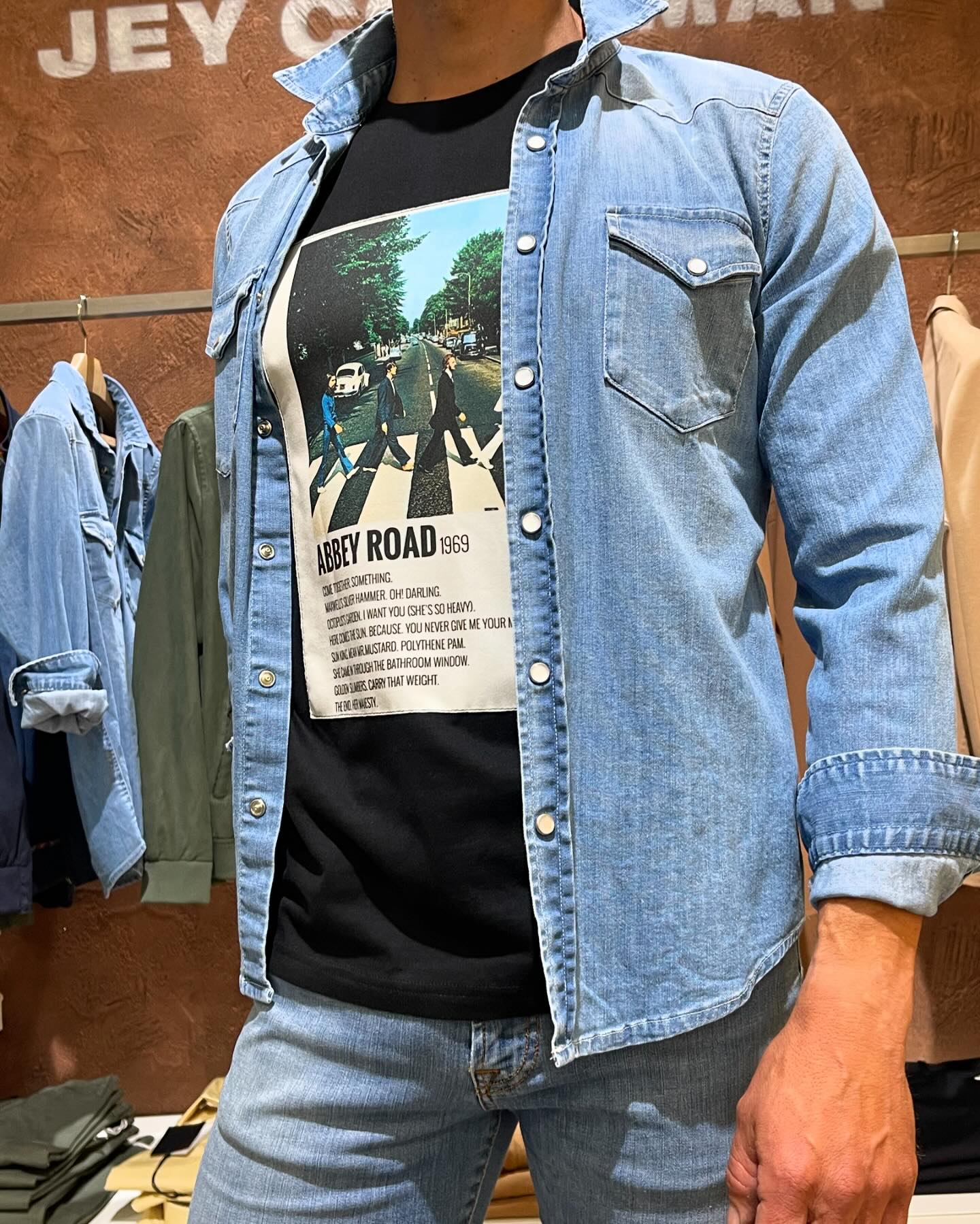 Tempo instabile? Ecco la vestita perfetta giubbino in ecopelle camicia di jeans Tshirt con stampa e jeans 🤩 Indossa x noi Stefano Spinelli !!