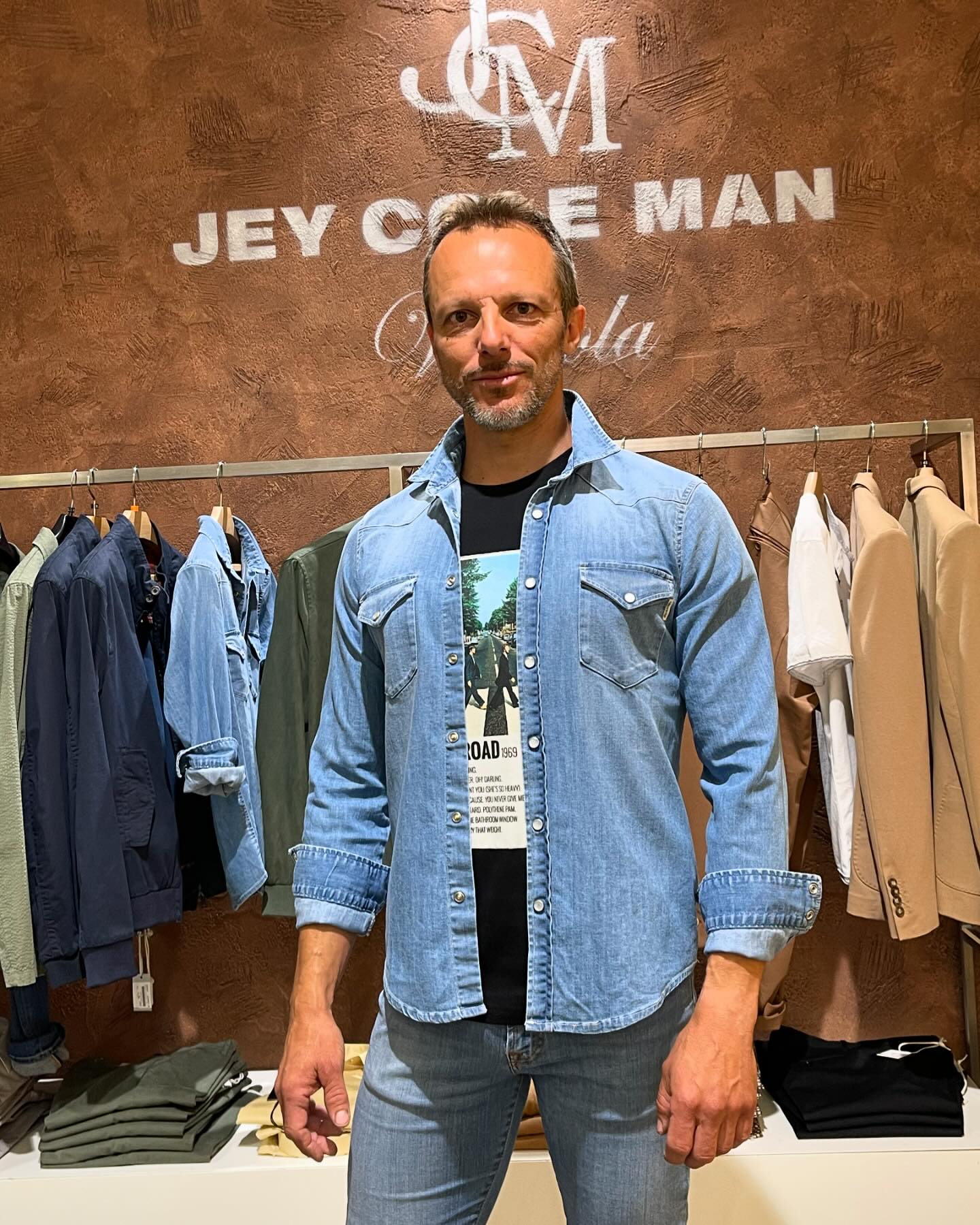 Tempo instabile? Ecco la vestita perfetta giubbino in ecopelle camicia di jeans Tshirt con stampa e jeans 🤩 Indossa x noi Stefano Spinelli !!