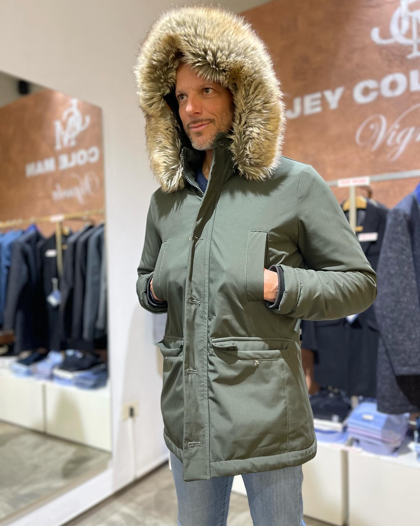 Giubbino con cappuccio staccabile scaldamani  ultime taglie 